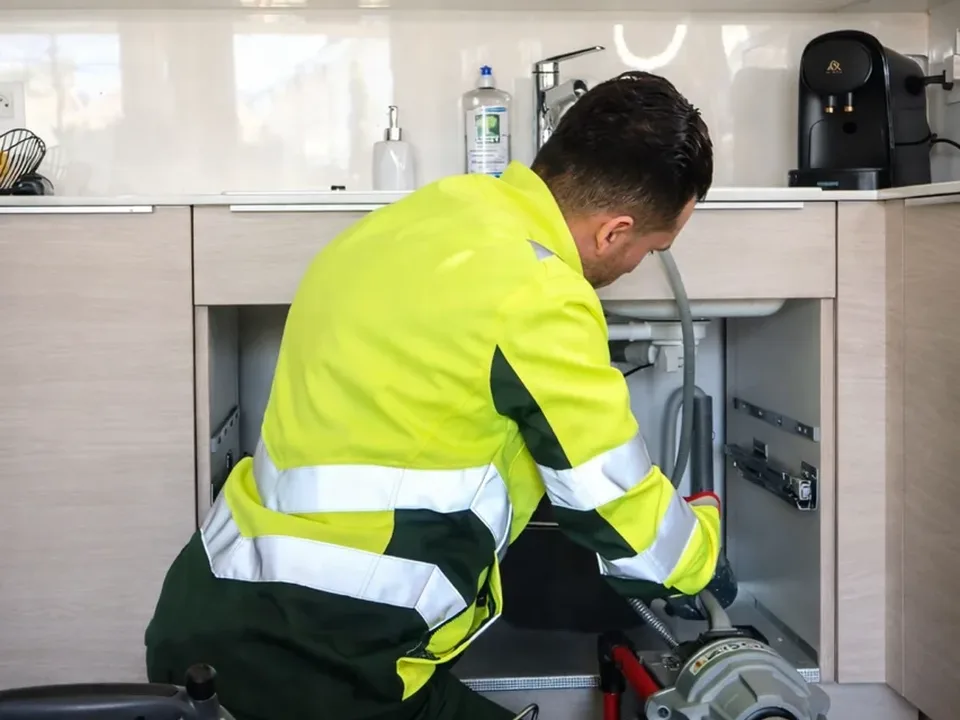Technicien AM Canalisations en intervention de débouchage avec caméra d'inspection